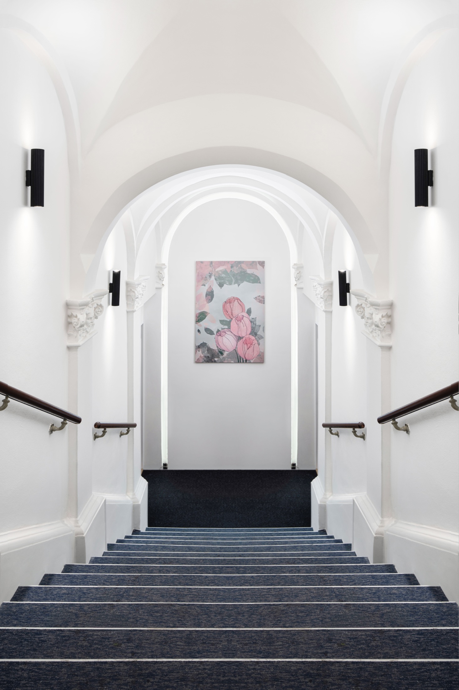 Obloukové schodiště s květinovým obrazem v Hotelu Botanica