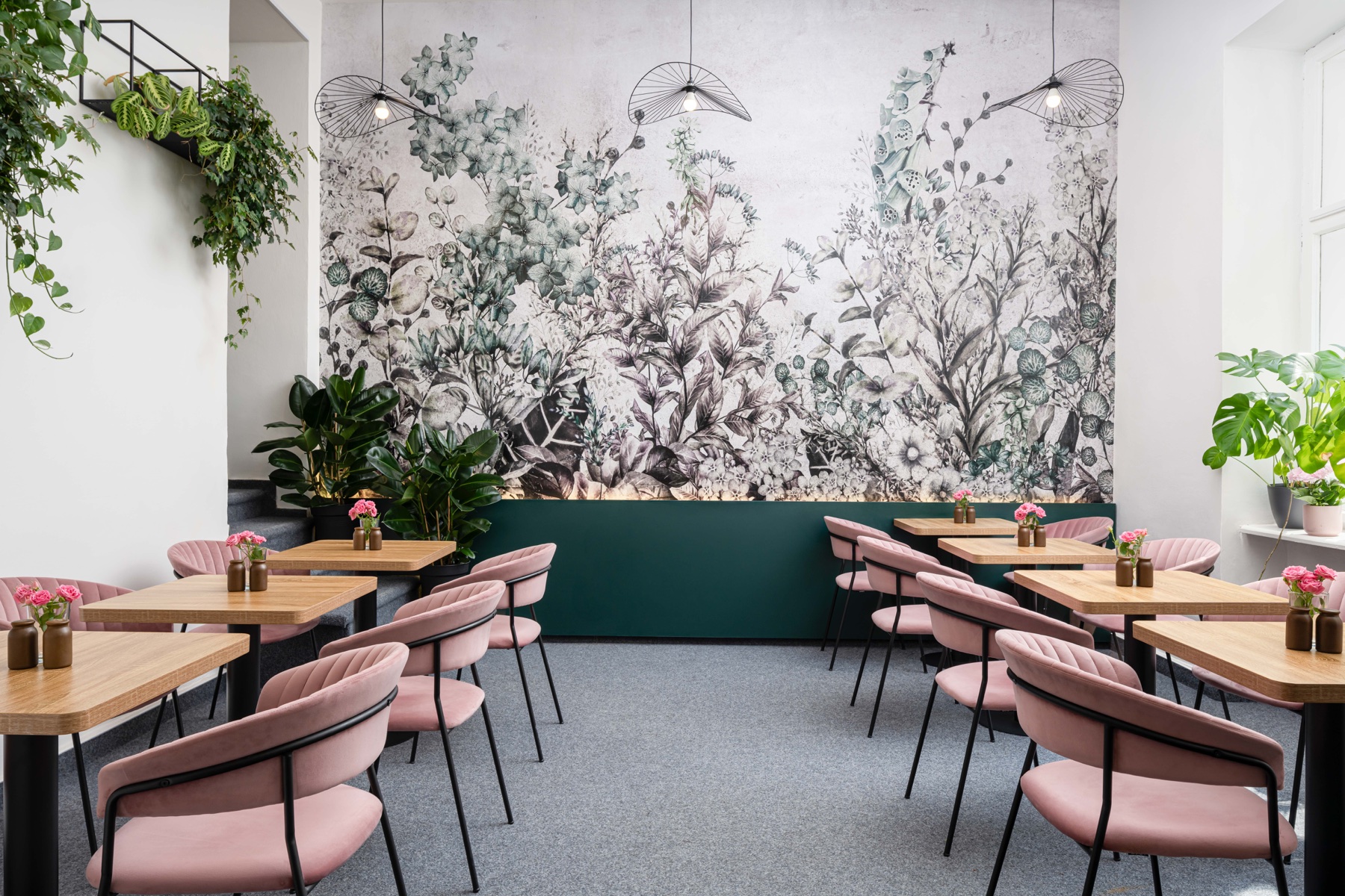 Prosvětlená snídaňová místnost Hotelu Botanica